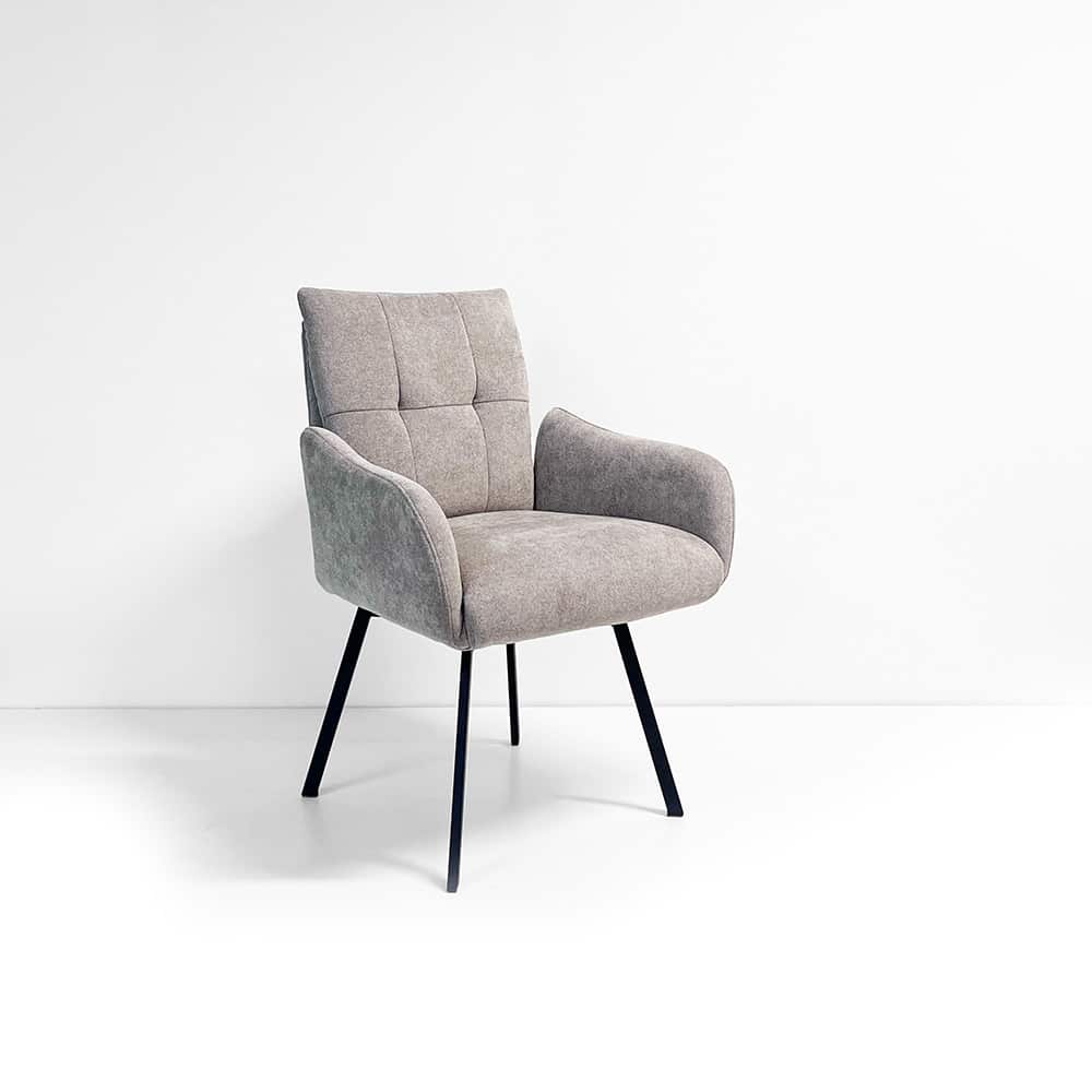 Astra spisestol med arm, Storm 9492 cool beige, ben DL03SK5 sort, med sving, 1 stk i pk(Ergox1)