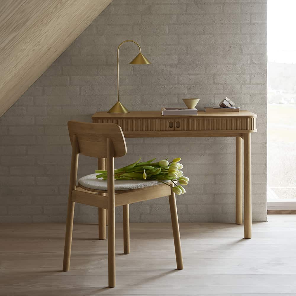Langley skrivebord, lakkert eik